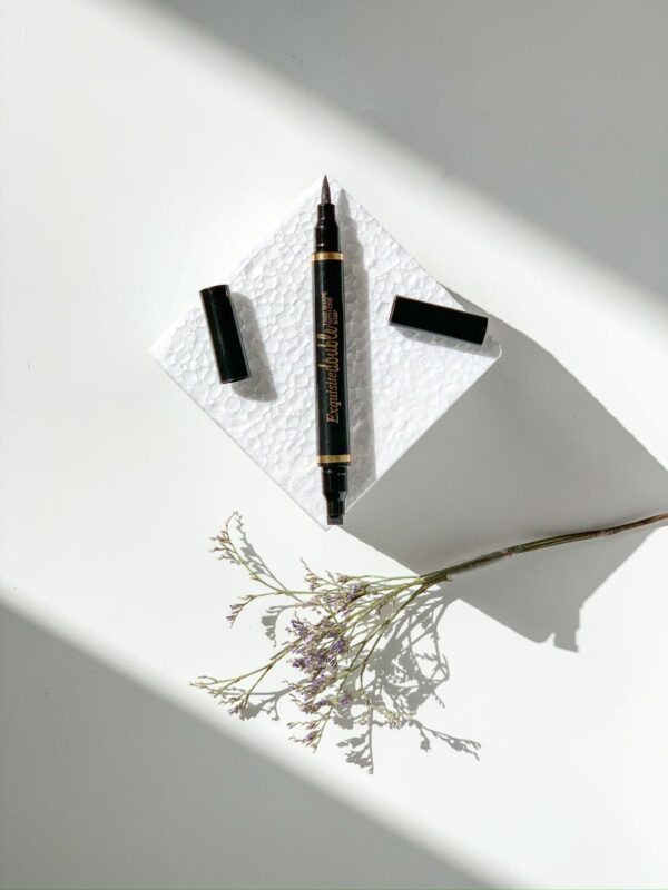 ايلاينر مزدوج ذو طابعه Eyeliner